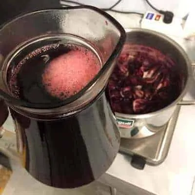 forró roselle juice frissen kihúzva a fazékból